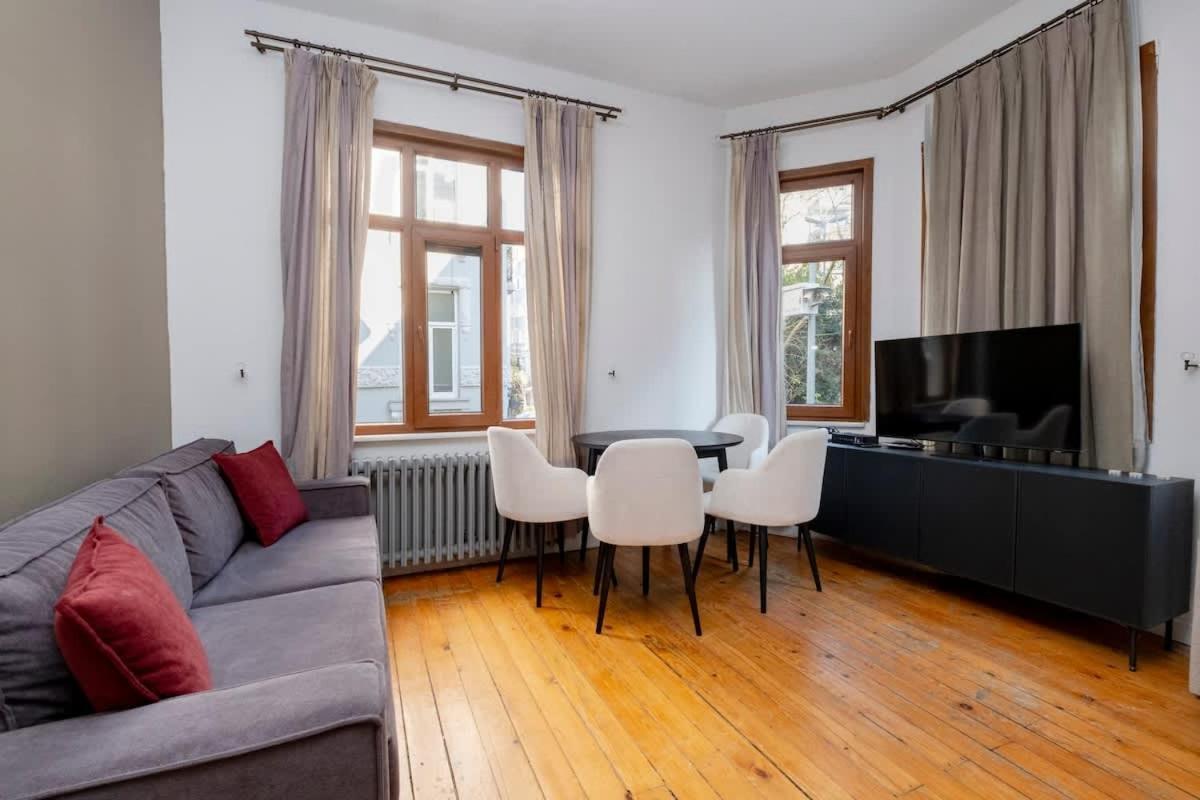 Exclusive House With 2 Apartments Including 4 Bedrooms And 4 Bathrooms In Total Villa