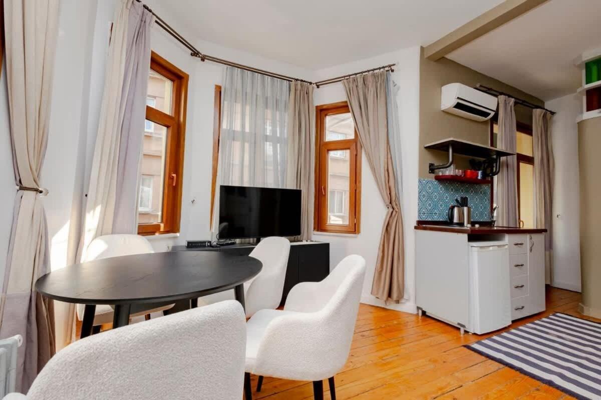 Exclusive House With 2 Apartments Including 4 Bedrooms And 4 Bathrooms In Total * İstanbul