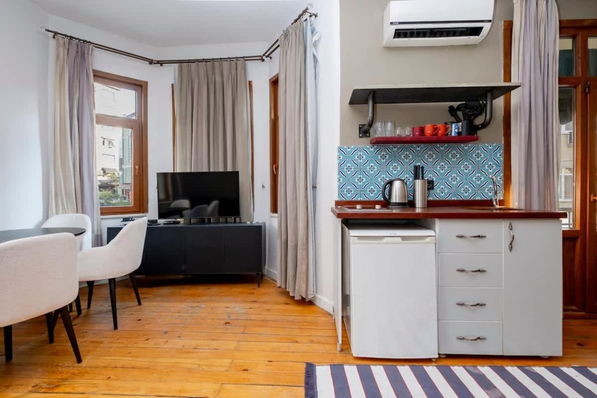 Exclusive House With 2 Apartments Including 4 Bedrooms And 4 Bathrooms In Total *
