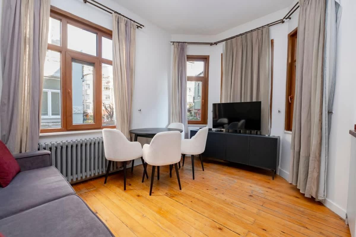 Exclusive House With 2 Apartments Including 4 Bedrooms And 4 Bathrooms In Total Villa