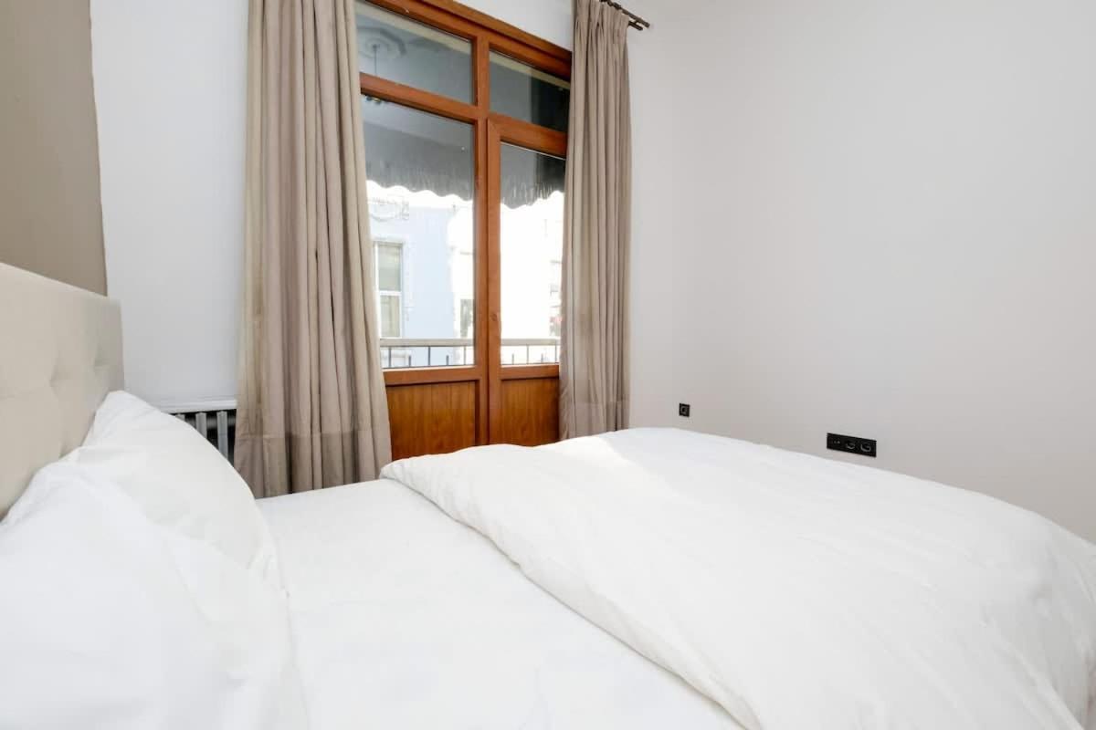Exclusive House With 2 Apartments Including 4 Bedrooms And 4 Bathrooms In Total *