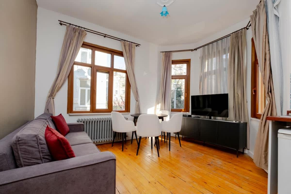 Exclusive House With 2 Apartments Including 4 Bedrooms And 4 Bathrooms In Total * İstanbul