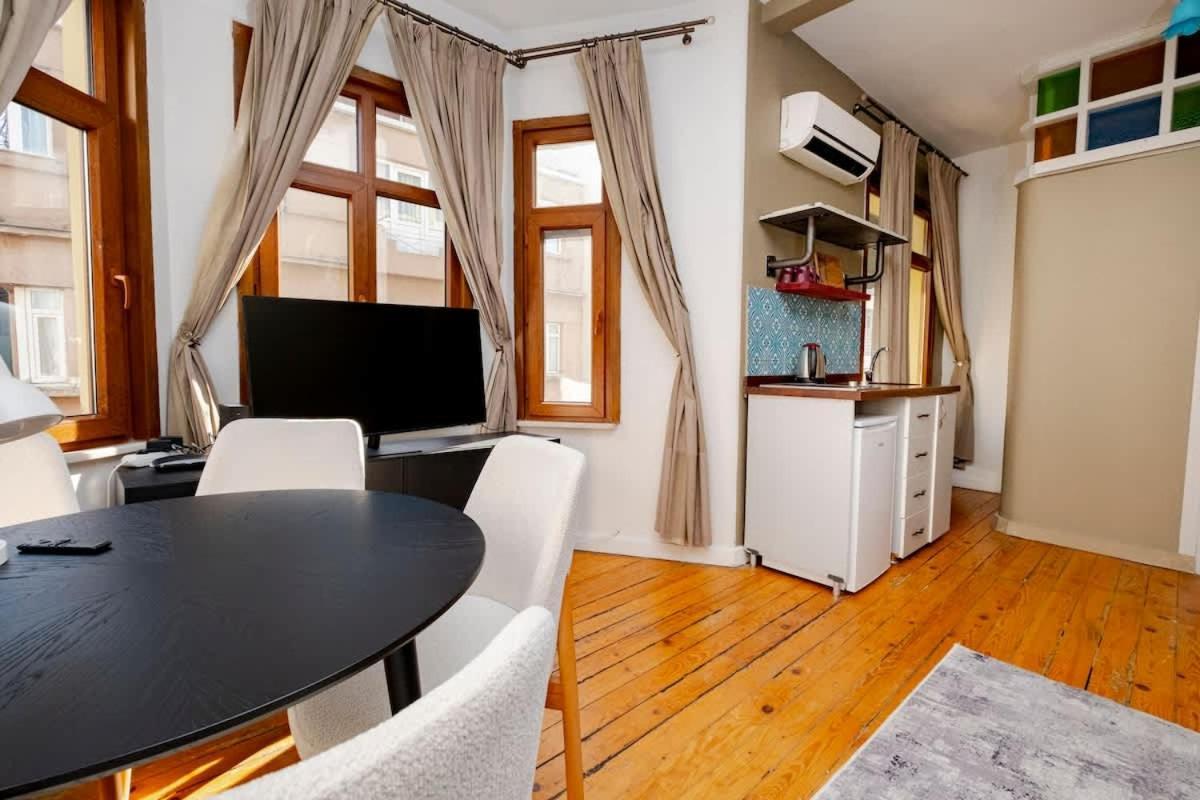 Villa Exclusive House With 2 Apartments Including 4 Bedrooms And 4 Bathrooms In Total *