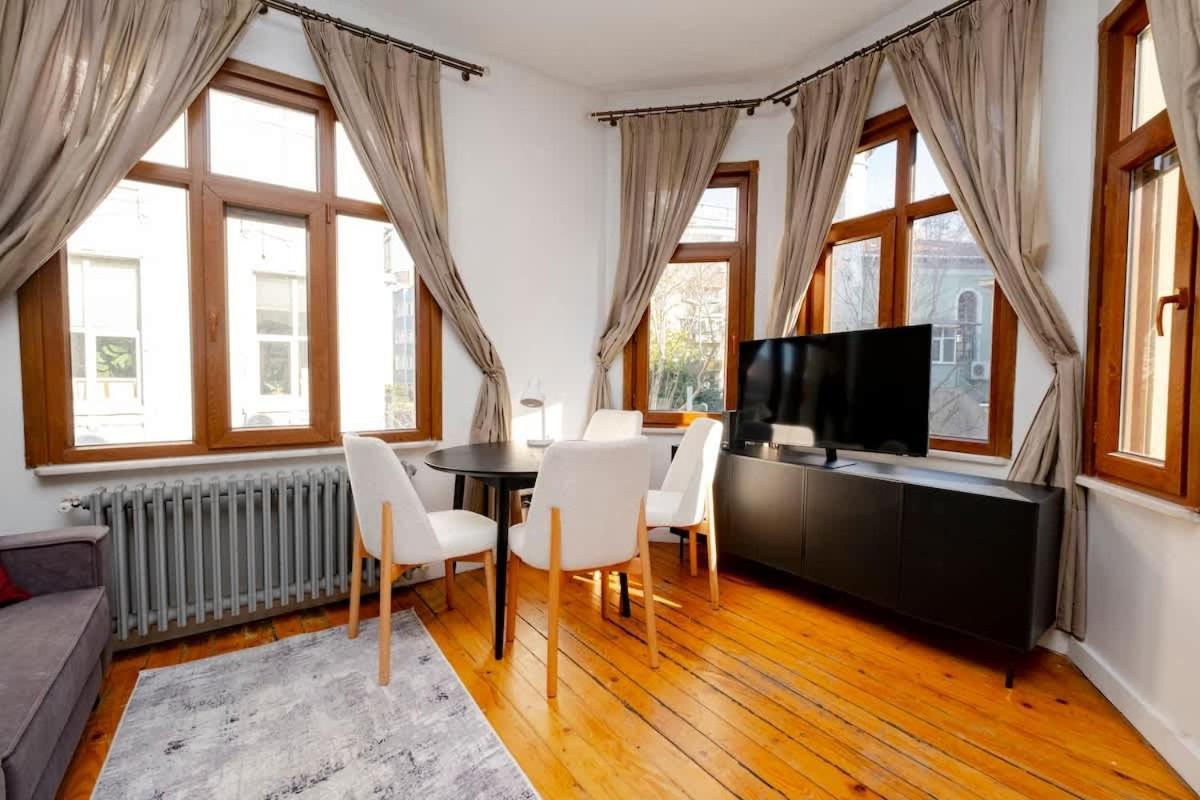 Exclusive House With 2 Apartments Including 4 Bedrooms And 4 Bathrooms In Total * İstanbul