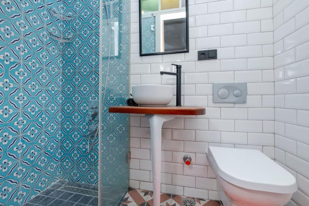 Exclusive House With 2 Apartments Including 4 Bedrooms And 4 Bathrooms In Total *